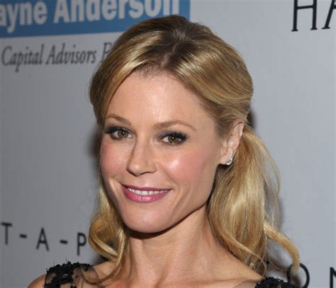 julie bowen boobs|Julie Bowen Talks Openly About Her Plastic Surgery: ‘They Do